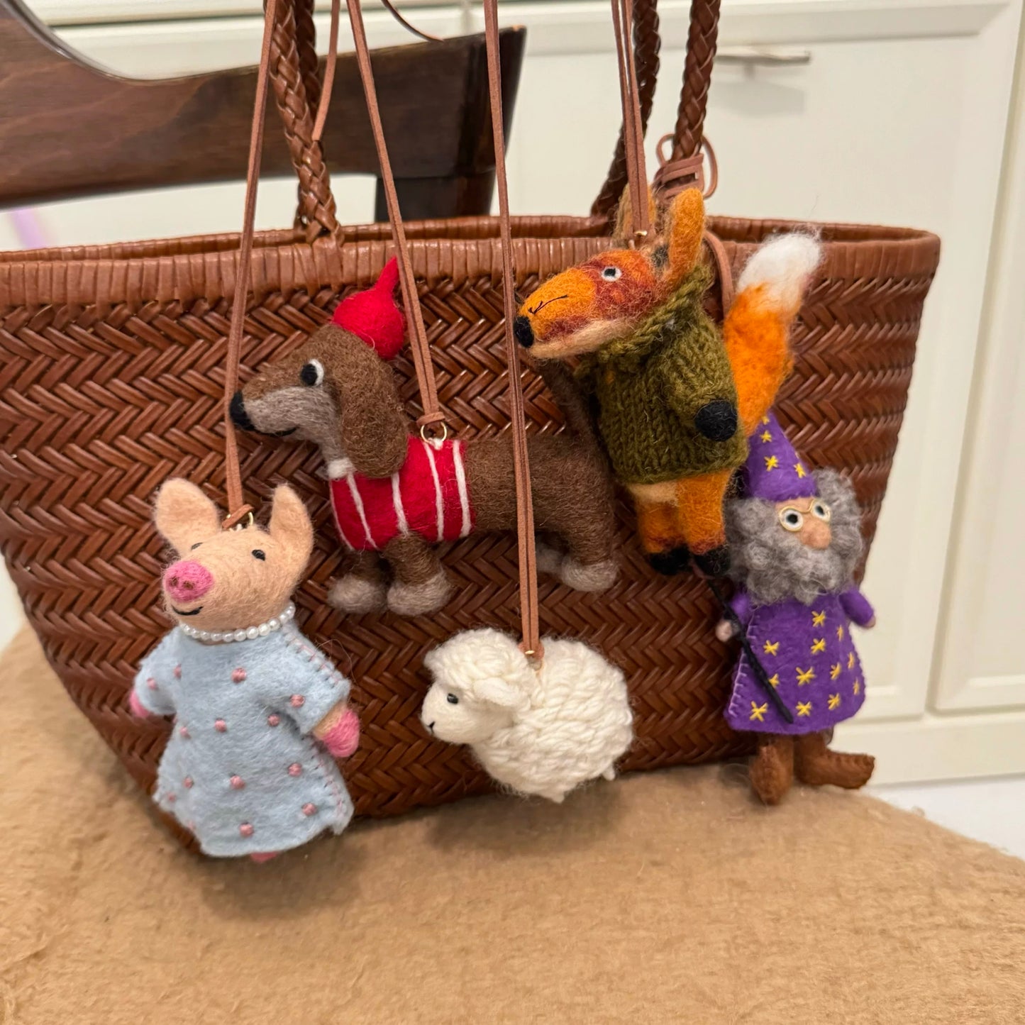 Fluffy Sheep Felt Keychain – Handmade Wool Animal Bag Charm