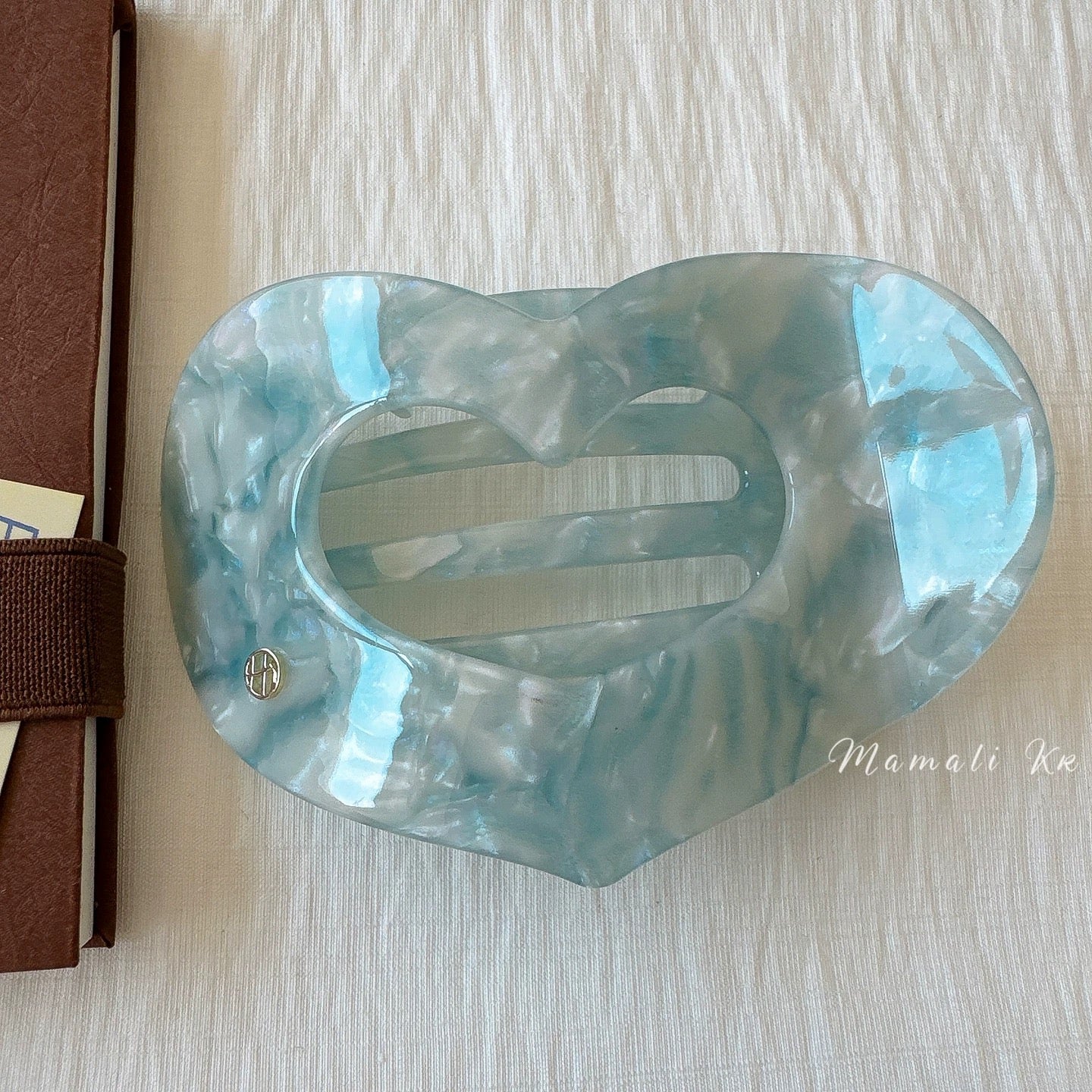 Amber Heart Hair Claw – Retro Oversized Clip
