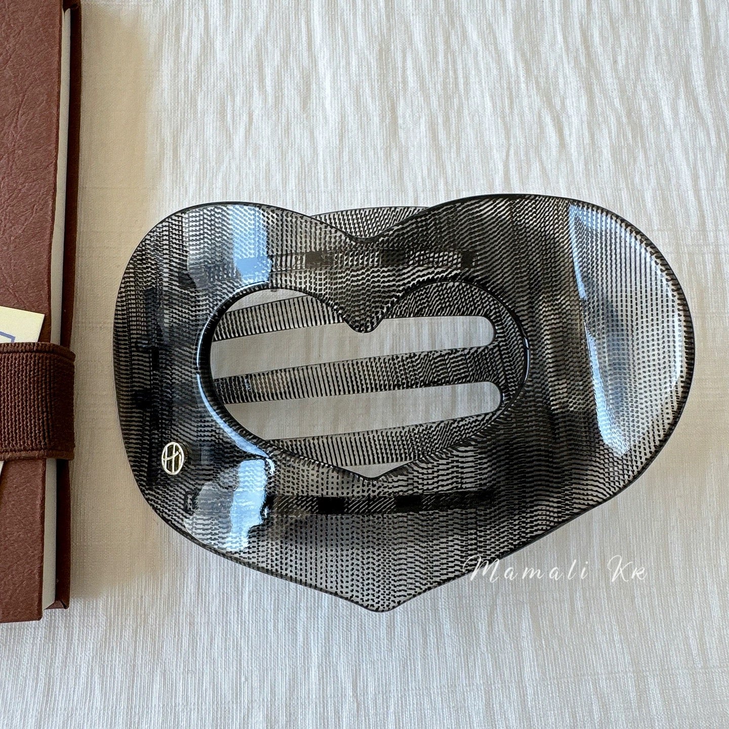 Amber Heart Hair Claw – Retro Oversized Clip
