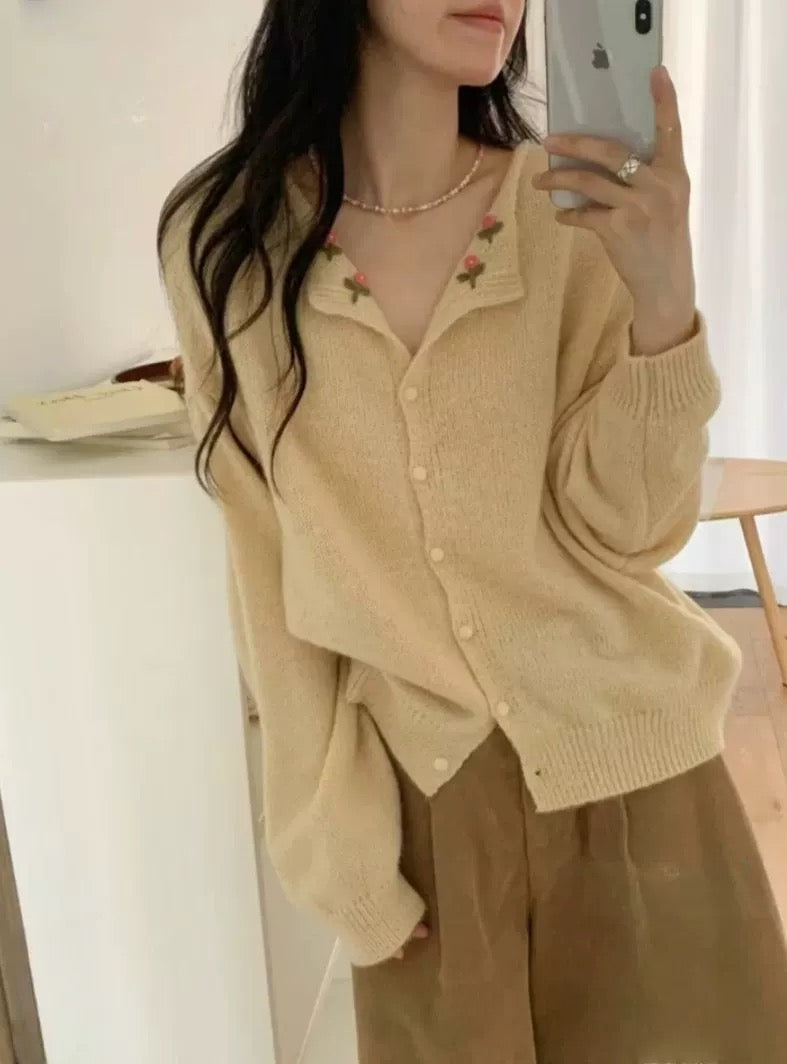Beige Button-Up Knit Cardigan with Embroidered Floral Collar – Soft Autumn Sweater