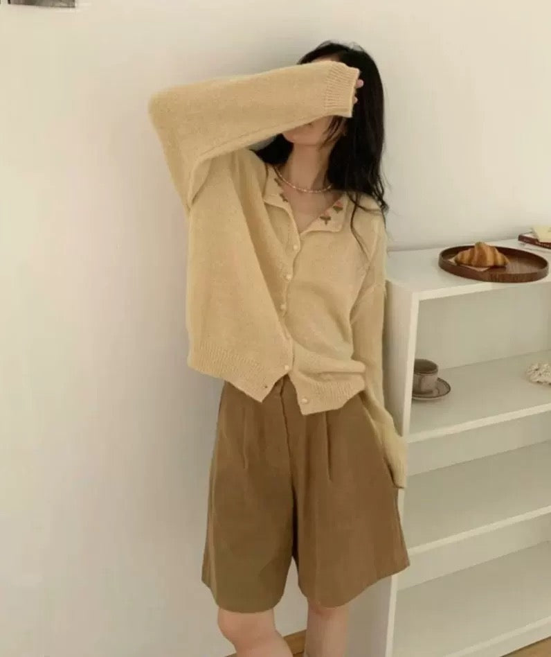 Beige Button-Up Knit Cardigan with Embroidered Floral Collar – Soft Autumn Sweater