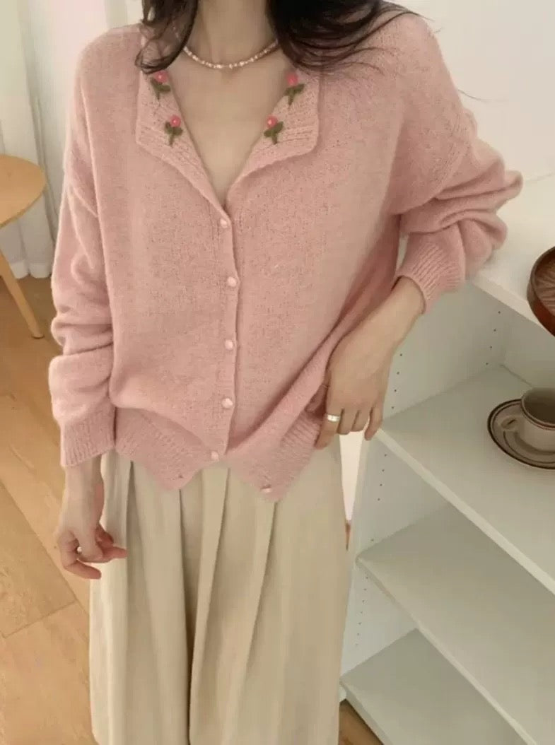 Beige Button-Up Knit Cardigan with Embroidered Floral Collar – Soft Autumn Sweater