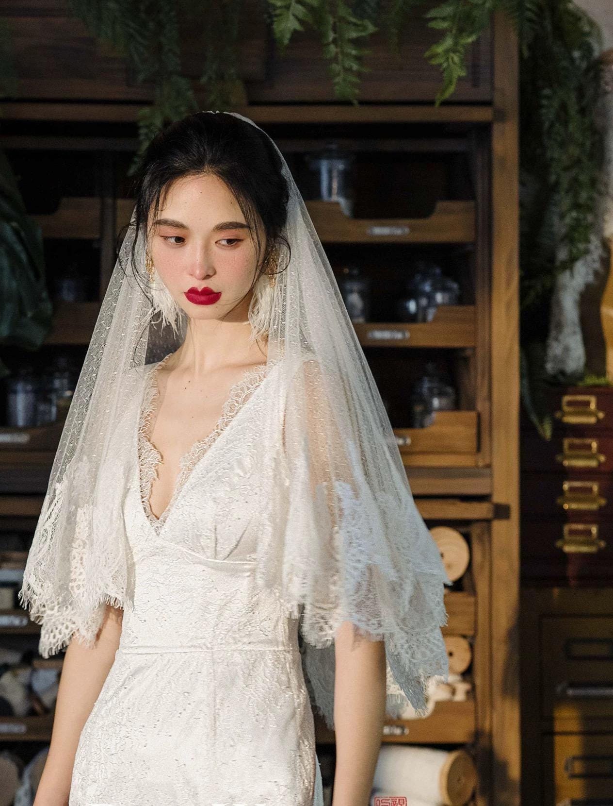 Vintage-Inspired Short Polka Dot Bridal Veil with Scalloped Lace Edge – Elbow Length