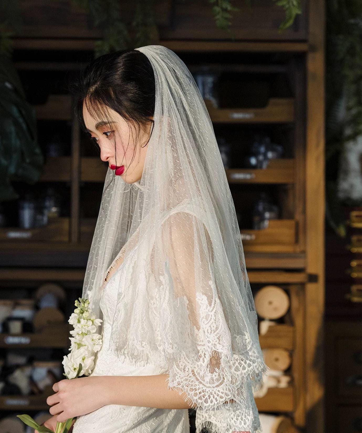 Vintage-Inspired Short Polka Dot Bridal Veil with Scalloped Lace Edge – Elbow Length