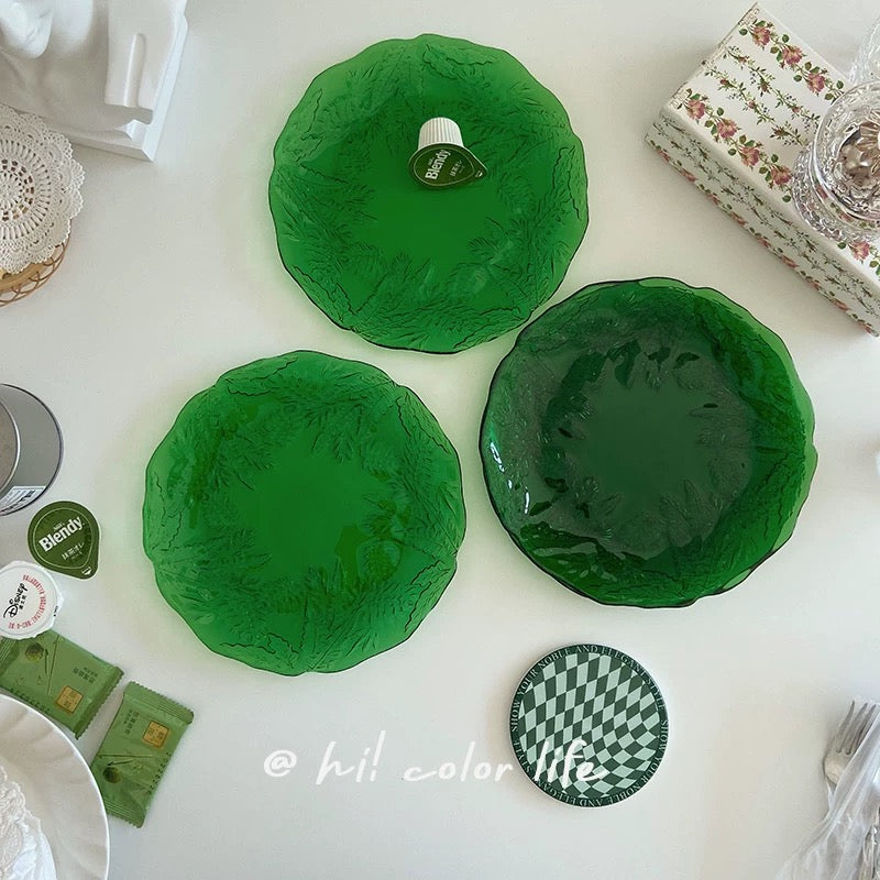 Green ceramic plates on a white surface with 'hola color life' branding.