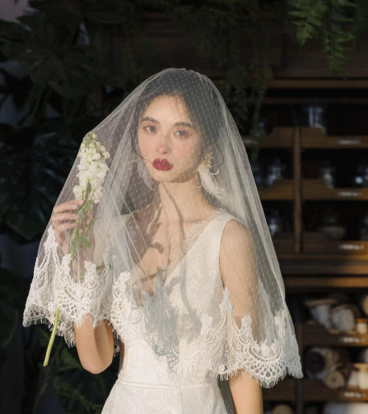 Vintage-Inspired Short Polka Dot Bridal Veil with Scalloped Lace Edge – Elbow Length
